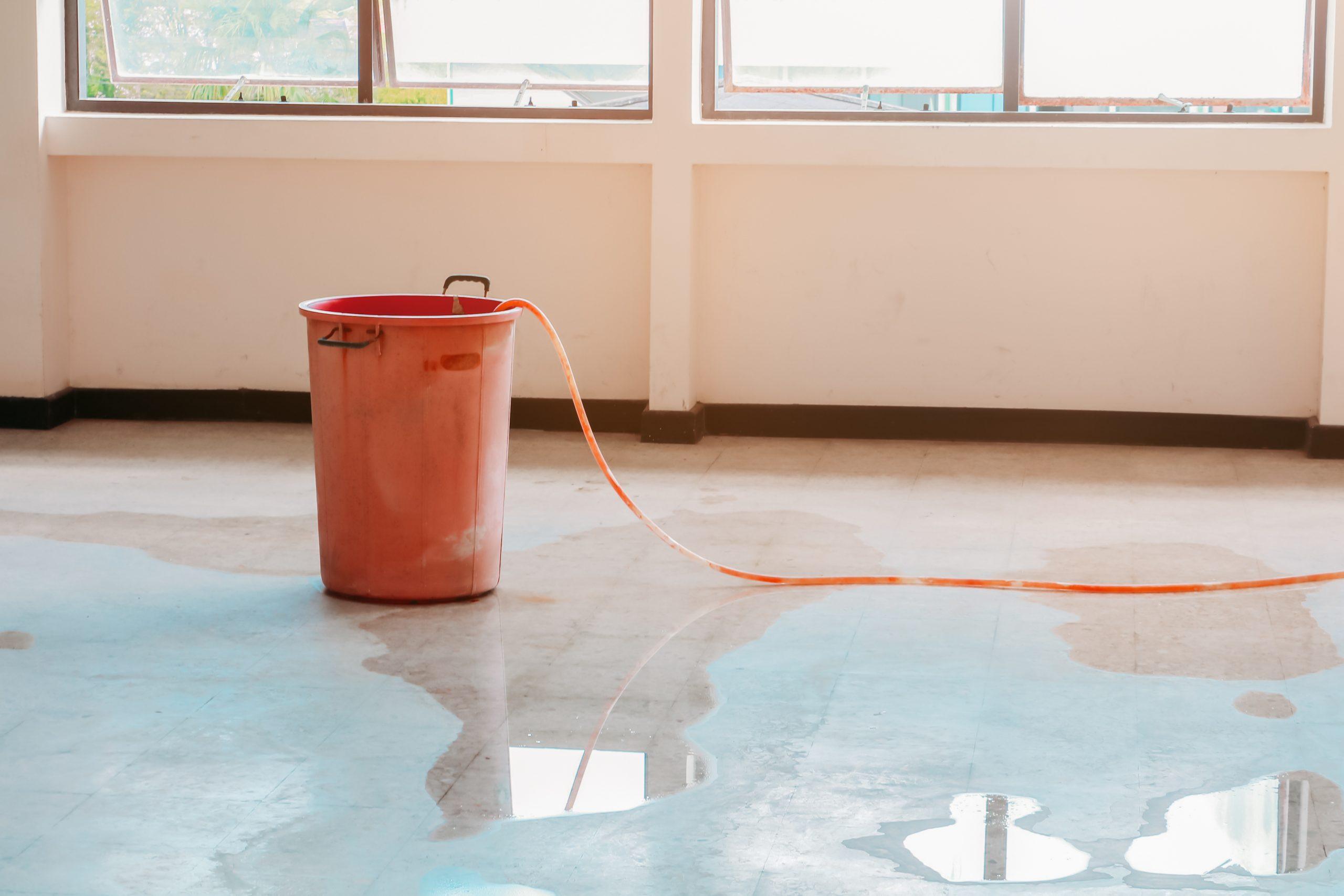 Suelo con agua que puede provocar olor a humedad en casa